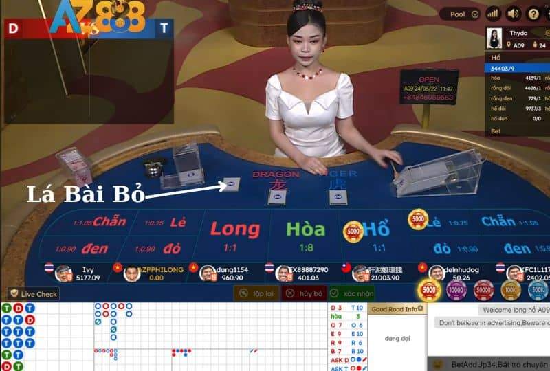 Dealer chia bài cho cửa Rông và Hổ mỗi tụ một lá bài Dealer chia bài cho cửa Rông và Hổ mỗi tụ một lá bài